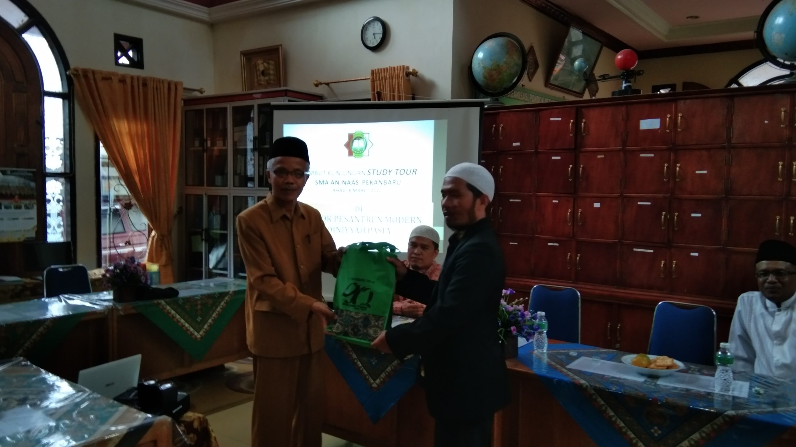 Read more about the article DINIYYAH PASIA SAMBUT KUNJUNGAN STUDY TOUR SMA AN-NAAS PEKANBARU